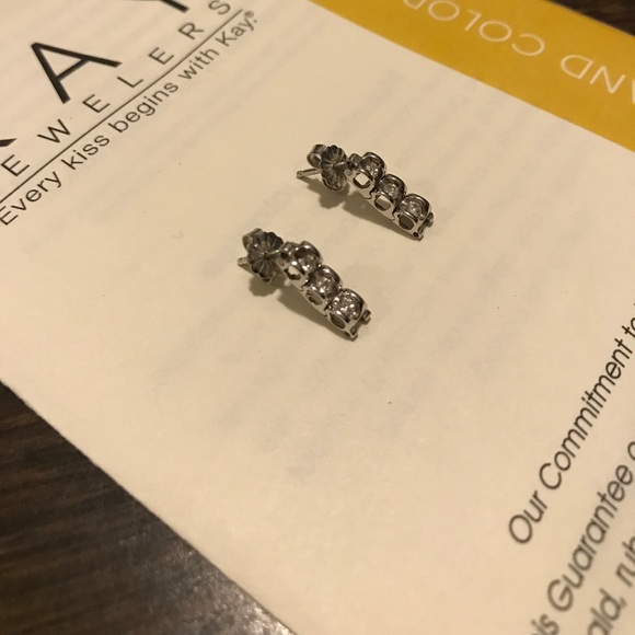 Diamond tennis bracelet and earrings - Picture 4 of 6